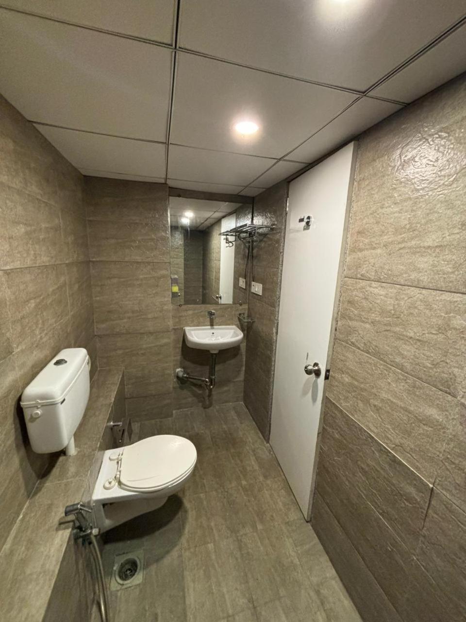 Weekend Address By Honest Homes Surat Exterior foto